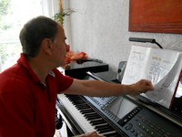Norbert lernt frei Klavier spielen